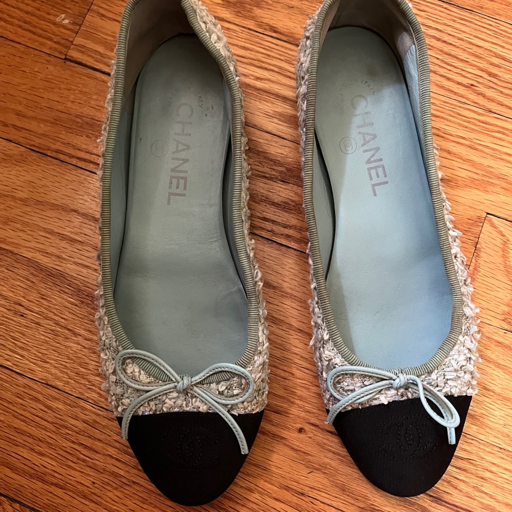 Chanel Black and Cream Flats with Elegant Design